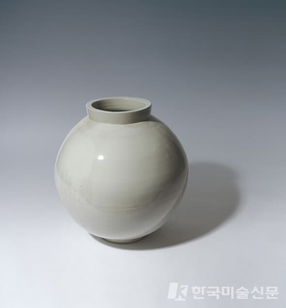 ▲&nbsp;이승욱, 달항아리#2-16백토, 44.5 x 44cm, 2021&nbsp;