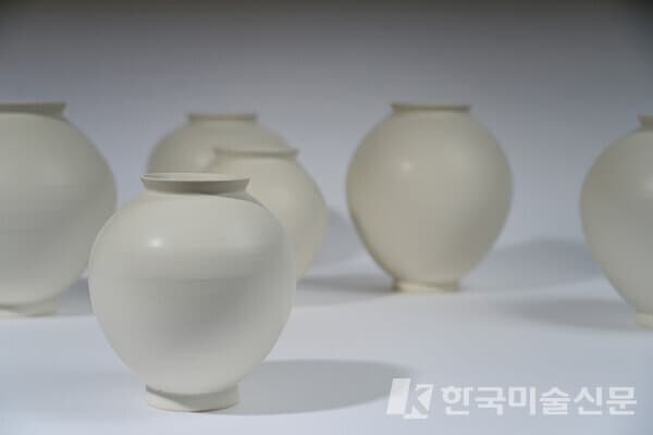 ▲&nbsp;이승욱, 달항아리, 설치전경백토, 가변설치, 2022&nbsp;