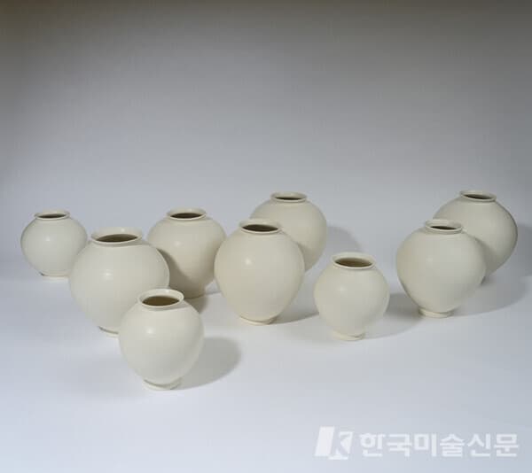 ▲&nbsp;이승욱, 달항아리, 설치전경백토, 가변설치, 2022