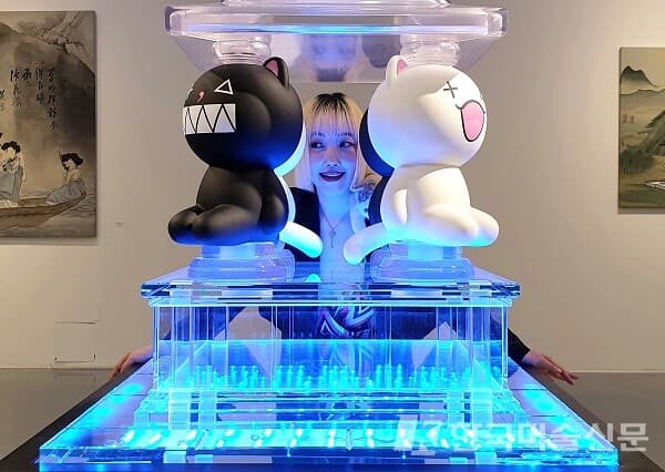 기자간담회에서 자신의 작품과 함께 포즈를 취한 팝아티스트 낸시랭(사진=허영훈 기자)
