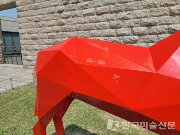 프랑스 조각가 자비에르 베이앙의 붉은색&nbsp;&lsquo;말&rsquo;은 표면 군데군데 칠이 들뜨고 벗겨졌다. (사진=제보자)