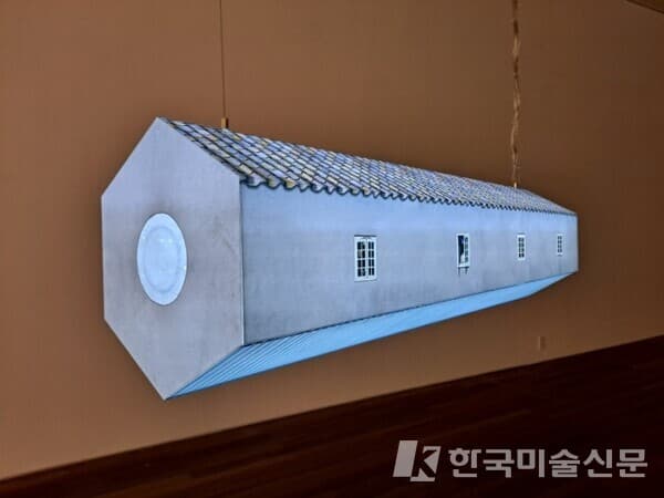 민진영. Between Roof and Roof