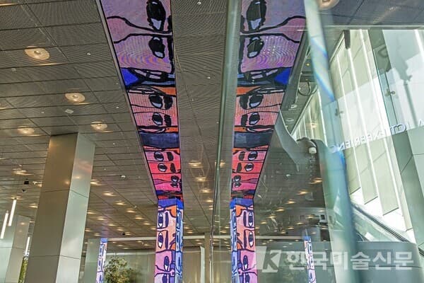 SKT 사옥에 미디어 월 기술을 활용해 미디어 아트가 전시됐다. (사진=SKT 제공)