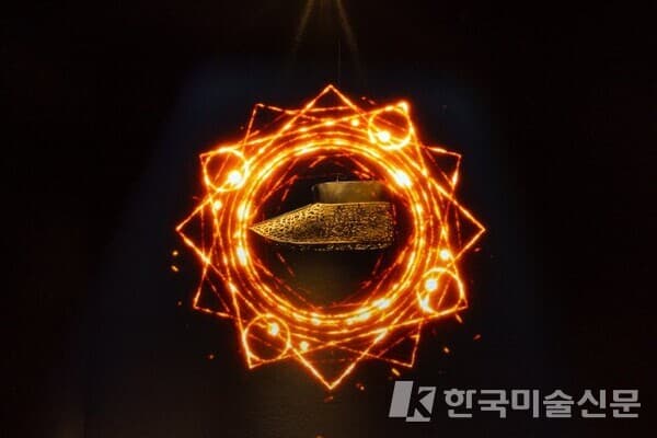 화려한 문양의 금동신발을 주제로 한 홀로그램