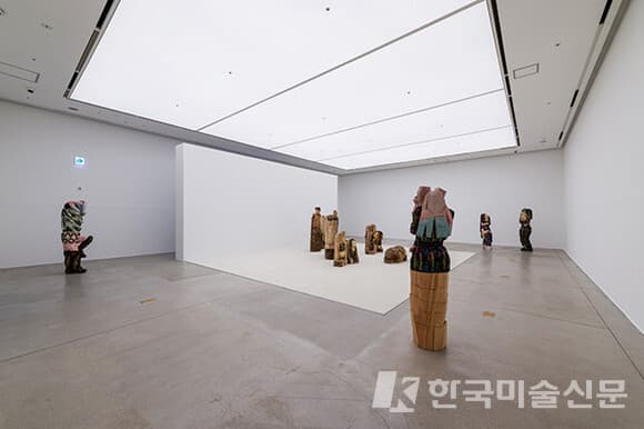 이동훈, (사진 중앙) &lsquo;일곱 번째 감각&rsquo;, 2022, 느릅나무에 아크릴릭, 180 x 350 x 300cm, 사진 = 서울시립 북서울미술관 제공