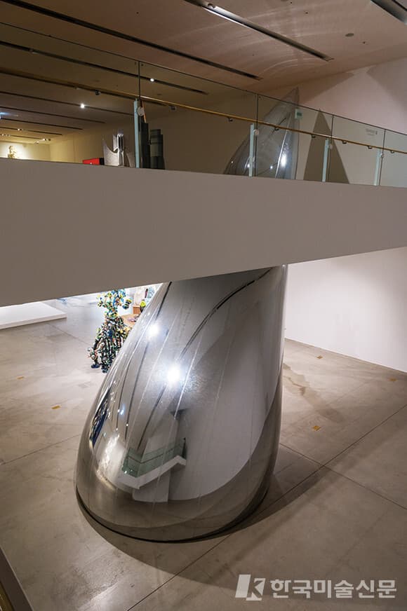 강재원, &lsquo;S_crop&rsquo;, 2022, 인플레이터블, 1층: 425 x 693 x 400cm, 2층: 315 x 496 x 200cm, 사진 = 서울시립 북서울미술관 제공