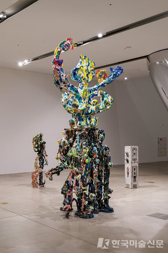 곽인탄, (사진 중앙) &lsquo;어린이 조각가&rsquo;, 2022, 레진, PLA, 아크릴릭, 수성 페인트, 에폭시, 우레탄 폼, 철, 알루미늄 망, 374 x 176 x 142cm, 사진 = 서울시립 북서울미술관 제공