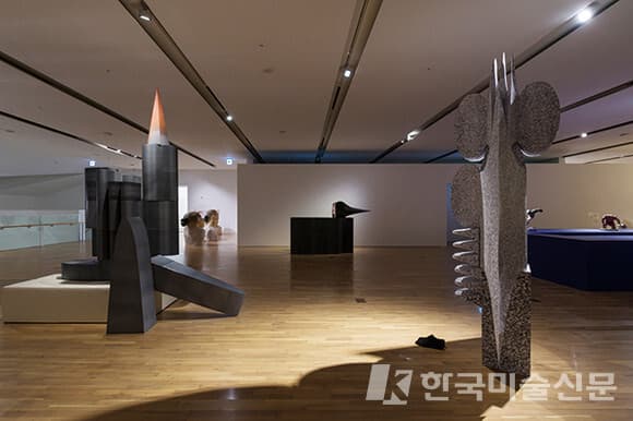 황수연, &lsquo;소파쥐&rsquo;, 2022, 프린트된 종이, 나무, 가죽, 276 x 115 x 180cm, &lsquo;피셔 1, 2&rsquo;, 2022, 프린트된 종이, 컬러 스프레이, 나무, PLA필라멘트, 175 x 48 x 270cm, &lsquo;이펙터&rsquo;, 2022, 프린트된 종이, 이펙트 스프레이, 글리터, 280 x 150 x 87cm, 사진 = 서울시립 북서울미술관 제공