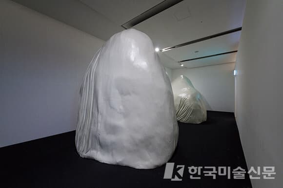 김주리, &lsquo;모습: 某濕_202206&rsquo;, 2022, 젖은 흙, 혼합 재료, 향, 290 x 400 x 300cm(2ea), 사진 = 서울시립 북서울미술관 제공