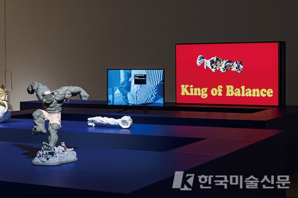 돈선필, (사진 좌) &lsquo;자본주의의 고양이&rsquo; 시리즈, 2022, 레진, 아크릴, 피규어, (위) &lsquo;균형의 왕&rsquo;, 2021, 4k 비디오, 30sec(loop), &lsquo;스크린 세이더&rsquo;, 2021, 4k 비디오, 6min 47sec, 사진 = 서울시립 북서울미술관 제공