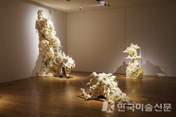 최태훈, &lsquo;살-자소상&rsquo; 시리즈, 2022, 네스팅 테이블, 철제 선반, 우레탄 폼, 사진 = 서울시립 북서울미술관 제공