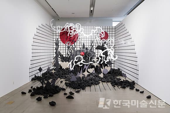 최하늘, &lsquo;강철이(強鐵)(깡철)&rsquo;, 2022, MDF, 에코보드, 스폰지, 포맥스, 은경, 금속, 스티로폼, 가변 설치, 사진 = 서울시립 북서울미술관 제공