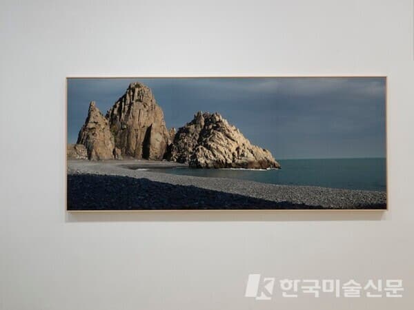 &nbsp;2014. 피그먼트 프린트, 100 x240cm. 가거도 동개 해변. 가거항 옆이며 몽돌 해변이다.