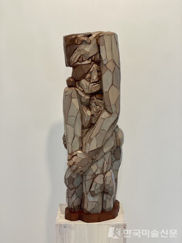 Hug, 수지에 유채, 2022