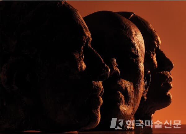 목정욱,&nbsp;&nbsp;『자화상』 연구 무화과&nbsp;108&nbsp;, 2021, 피그먼트 프린트, 71.4 x 100 cm, ed.&nbsp;8 + 2AP.&nbsp;목정욱, 권진규기념재단, PKM갤러리 제공.