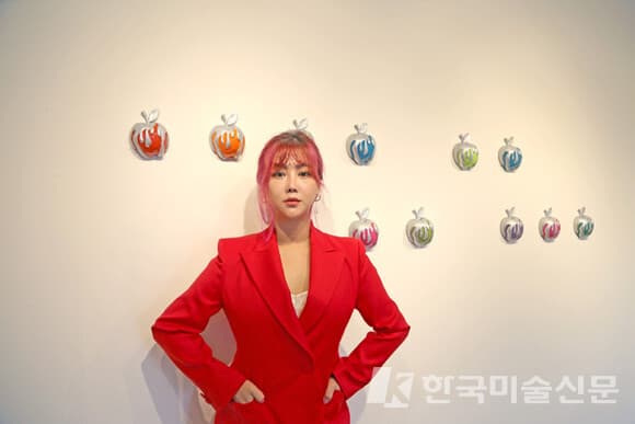 프린트베이커리는  9월 13일까지 서울 광진구 광장동 비스타워커힐호텔에서 권지안(솔비) 작가의 개인전 ‘허밍-파라다이스(Humming-Paradise)’를 연다. 사진은 권지안 작가. (사진 = 엠에이피크루)