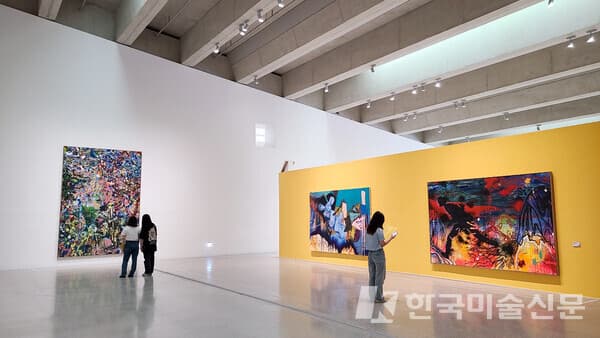 스페이스K 서울에서 다니엘 리히터의 작품을 감상중인 관람객들. [사진=권미나 기자]