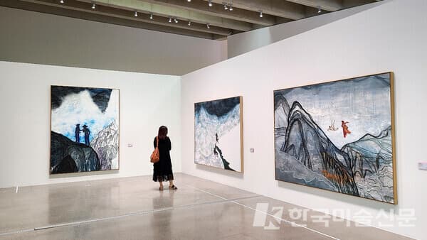 2011년에 그려진 다니엘 리히터의 작품을 감상하고 있는 관람객. [사진=권미나 기자]