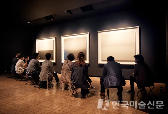 감상 프로그램인 다르게 보기는 대부분의 관람객이 작품을 감상하는 시간이 평균 17초 내외로 매우 짧다는 사실에 착안해, 리움미술관의 소장품 약 1~2점을 10분 이상씩 작품의 감상하고 서로의 감상을 나누는 프로그램이다. 사진은 4월에 진행된 &lsquo;다르게 보기&rsquo; 현장. 사진 = 리움미술관