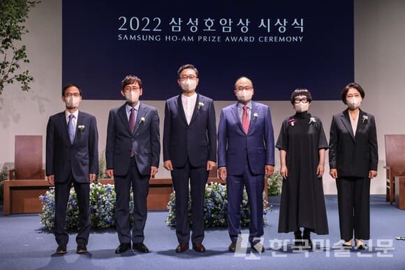 삼성호암상 수상자들이 31일 서울신라호텔 다이너스티홀에서 열린 &lsquo;2022 삼성호암상&nbsp;시상식&rsquo;에서 기념 촬영을 하고 있다.&nbsp;(왼쪽부터) 과학상 물리&middot;수학부문 오용근 포스텍 교수, 과학상 화학&middot;생명과학부문 장석복&nbsp;카이스트 특훈교수,&nbsp;공학상 차상균 서울대 교수, 의학상 키스 정 하버드의대 교수,&nbsp;예술상 김혜순 시인, 사회봉사상 하트-하트재단 신인숙 이사장. (사진 =호암재단)