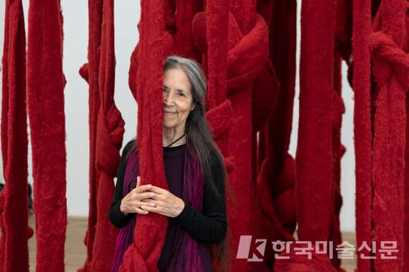 테이트 모던에 설치된 작품&nbsp;과 세실리아 비쿠냐. Portrait of Cecilia Vicu&ntilde;a in front of Quipu Womb 2017 at Tate Modern,&nbsp;2022 c. Cecilia Vicu&ntilde;a. Photo Lucy Dawkins. (사진 = 현대자동차)