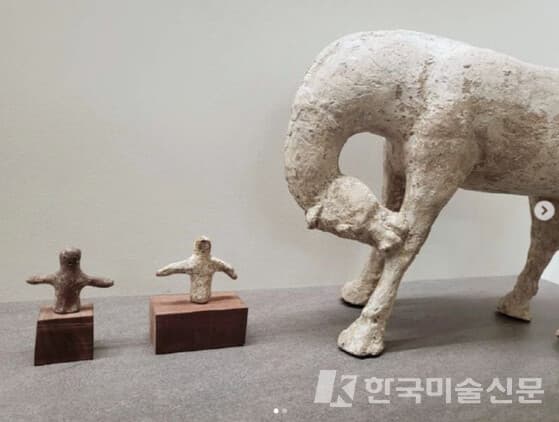 RM이 소장하고 있는 권진규 조각가 작품. RM 인스타그램