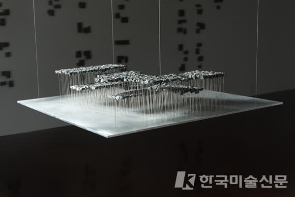 ▲&nbsp;강인구, naxttaxt192201 &ndash; Island돌멩이, 철사, 알루미늄판, 2022 (사진=갤러리 진선)