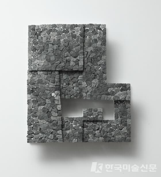 ▲&nbsp;강인구, naxttaxt192202 &ndash; island돌멩이, 철사, 인조대리석, 2022 (사진=갤러리 진선)