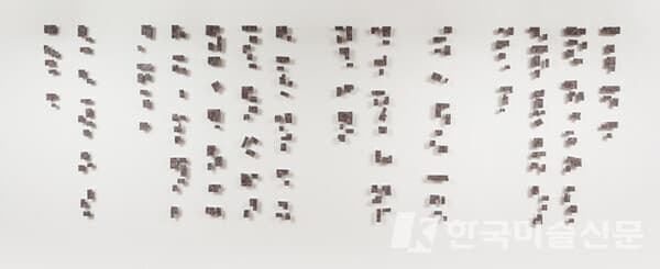 ▲&nbsp;강인구, naxttaxt192202 &ndash; city돌멩이, 철사, 인조대리석, 6m 내외, 가변설치, 2022 (사진=갤러리 진선)