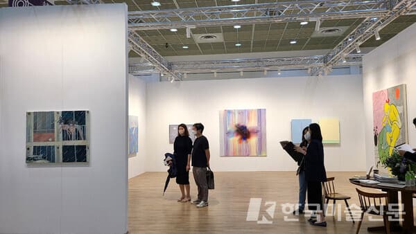 키아프 서울의 페로탕 부스 전시 전경.