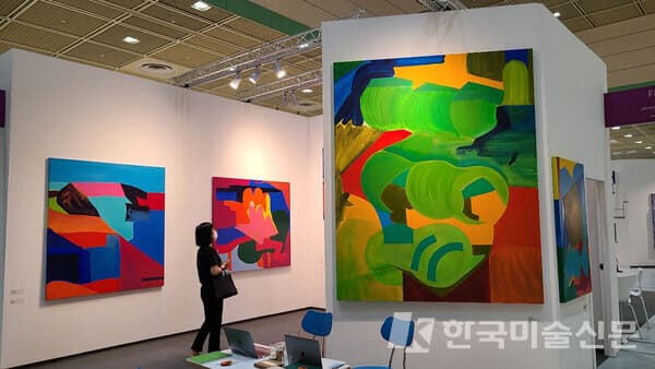 배헤윰 작가의 작품이 전시된 휘슬의 전시 전경. (사진=프리즈 서울)