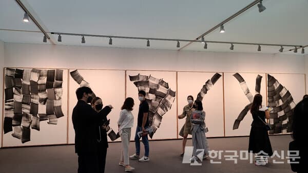'숯의 작가' 이배와의 협업으로 만들어진 프랑스 패션 브랜드 생로랑의 부스. (사진=프리즈 서울)