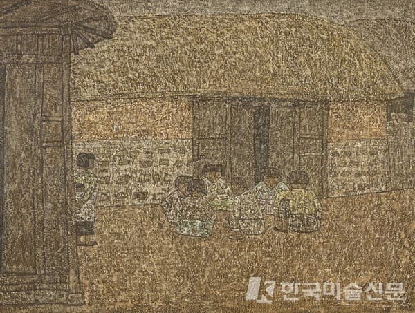 박수근, '유동' 1963[사진=국립현대미술관]/소담한 초가집 앞에서 둥그렇게 모여앉아 소곤소곤 대화를 나누는 아이들의 모습이 따뜻하게 느껴지는 작품이다. 하지만 화면 구석의 한 아이만 등에 아기를 업고 있어 친구들 무리에 끼지 못한 채 아이들을 바라보고 있다.