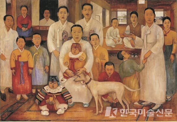 배운성, '가족도' 1930-35[사진=국립현대미술관]/ 가족도는 한국적 소재를 망라한 결정판으로 한옥을 배경으로 총 17명의 대가족이 마치 기념사진을 찍는 듯 정면을 응시한 채 기품있게 묘사되어 있다. 당시 배운성은 한국인의 모습을 주로 그렸는데 유럽인들에게 낯선 한국인의 얼굴과 의상, 가옥, 세시풍속 등을 독특한 기법으로 그려 화단에 신선한 충격을 선사했다.
