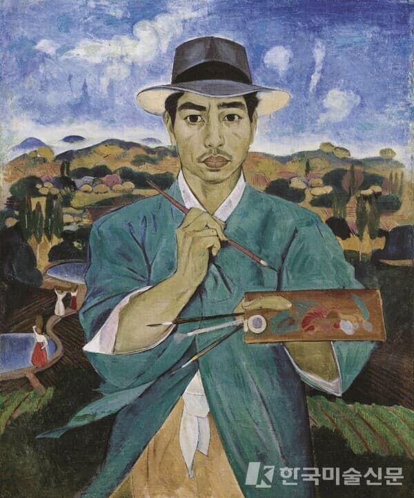 이쾌대, &lsquo;두루마기를 입은 자화상&rsquo; 1948-49[사진=국립현대미술관]/ 해방기의 혼란 속에서 그린 작품임에도 불구하고 꽉 다문 입술과 부릅뜬 눈으로 정면을 응시하는 자신의 모습을 그림으로써 전문 화가로서의 자신의 정체성을 당당히 표현했다. 그의 작품에는 팔레트와 같은 서양화 도구들과 함께, 한국의 모필, 두루마기, 전통의상을 입은 여성들 등이 등장함으로써 서양적인 것과 한국적인 것이 공존하고 있다.