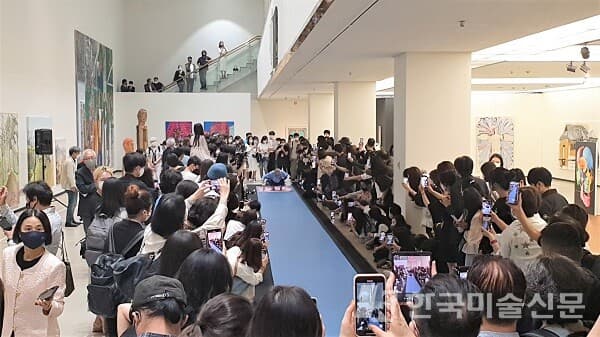 오픈스튜디오 아트페스타 '그림의 탄생' 프리뷰 展에서 이건용 화백의 '달팽이 걸음' 특별 퍼포먼스가 펼쳐지고 있다. (사진=아이프앤코)