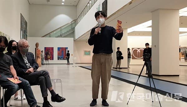 기자들에게 전시 기획의도를 설명하고 있는 아이프앤코 김윤섭 대표 (사진=아이프앤코)