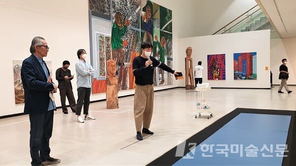 특별 퍼포먼스에 대해 설명하고 있는 아이프앤코 김윤섭 대표 (사진=아이프앤코)