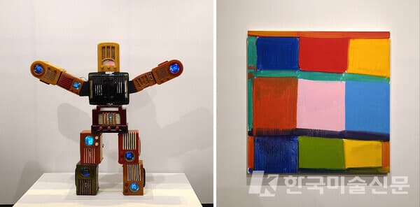 백남준, &lsquo;무제&rsquo; 베이클라이트 로봇 2002(좌)/ 스탠리 휘트니, &lsquo;Stay Song111' 2022(우) (사진=프리즈 서울)