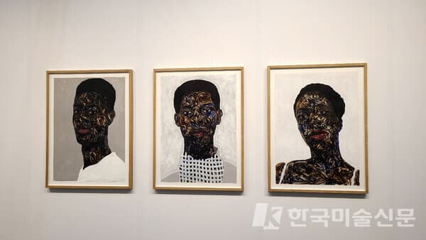패션브랜드 디올과의 협업으로도 유명한 마리안 이브라함 갤러리의 아모아코 보아포 작품들 (사진=프리즈 서울)