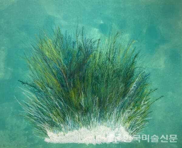 ▲구름에 풀 한다발&nbsp;한지에 채색91x117cm (50호), 2022 (사진=작가 SNS)