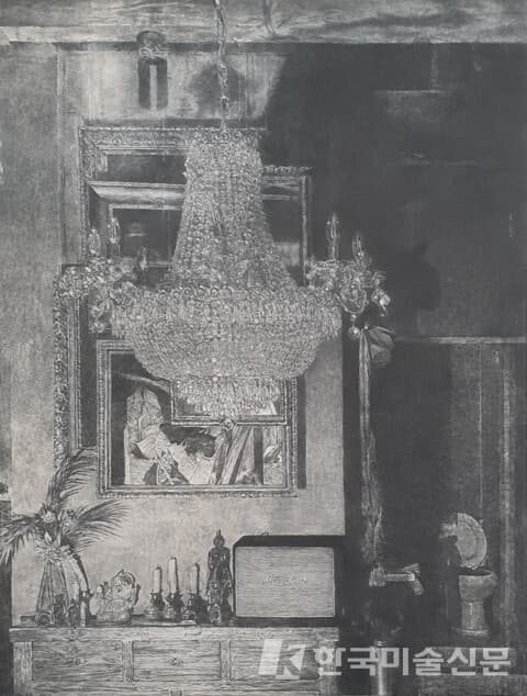 ▲ 정지현, Show window, 2022Charcoal on Korean Mulberry Paper, 130 x 97cm.&nbsp;호반문화재단