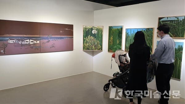 갤러리에 전시된 작품들을 감상하고 있는 관람객 모습. [사진=허영훈 기자]