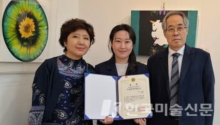 김엘라 작가 (중앙) (사진=가모갤러리)