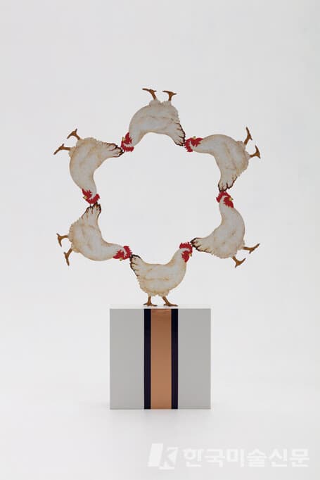 김경원, For the chickens Acrylic on Steel, 30.5 x 6 x 47(h)cm, 2020 [사진=매스갤러리]