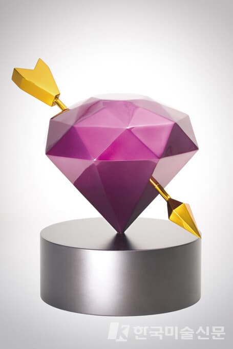 김리현, Crush Stainless Steel, Chromium Plating, Candy Coating32 x 35 x 40(h)cm, 2021 [사진=매스갤러리]