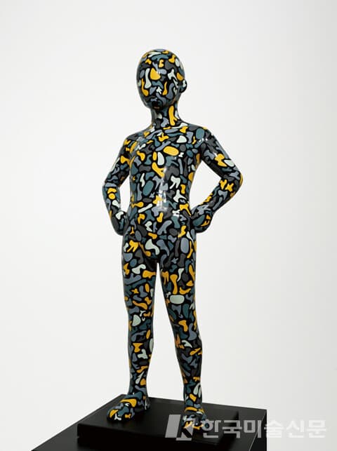 신채훈, V-CHAERI-AQ Resin, Interior Film, 35 x 20 x 85(h)cm, 2022 [사진=매스 갤러리]
