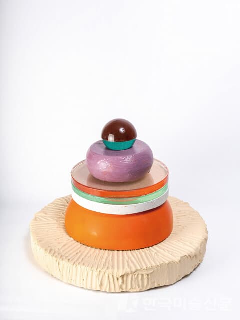 장경린, A warm hug is a real detox Jesmonite, Fibreglass, Clear Resin, Pigment, Epoxy Glue40 x 40 x 40(h)cm, 2022 [사진=매스갤러리]