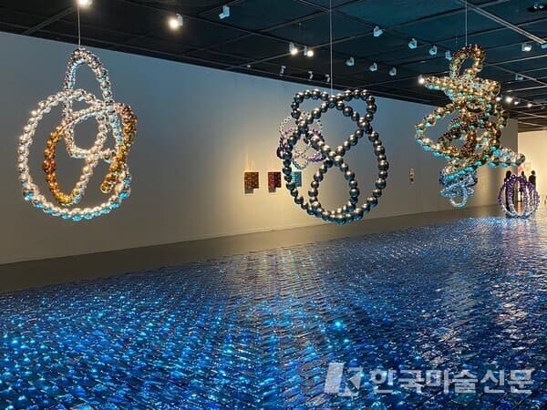 서울시립미술관, 장미셸오토니엘(jeanmichel othoniel), 정원과정원(treasure gardens), 푸른 강 (사진=이미희 기자)