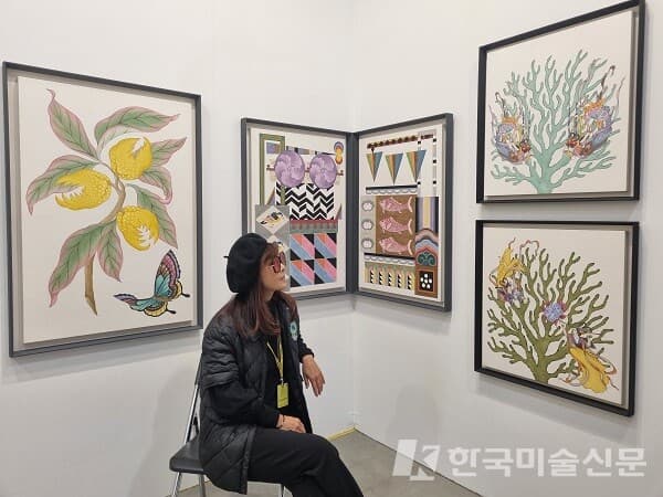 자신의 작품 앞에서 포즈를 취한 이소영 작가 (사진=이미희 미술전문기자)